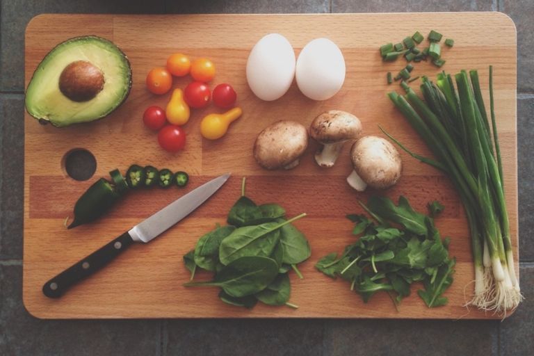 Küchenbrett mit Kochzutaten